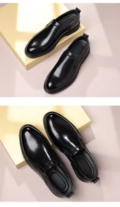 Vista dall'alto e laterale di scarpe da lavoro da uomo in pelle nera lucida senza lacci