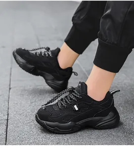 Detalle de zapatillas chunky negras de malla transpirable para niños al aire libre