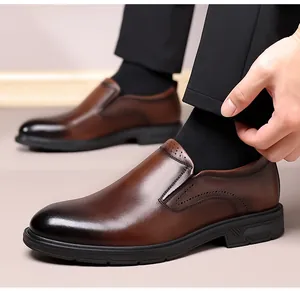 Mocassini classici in pelle marrone con elegante design slip-on per uomini d'affari moderni
