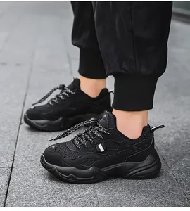 Vista lateral detallada de zapatillas chunky de malla transpirable negra para niños y jóvenes
