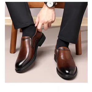 Scarpe eleganti da uomo in pelle marrone in un contesto professionale formale.