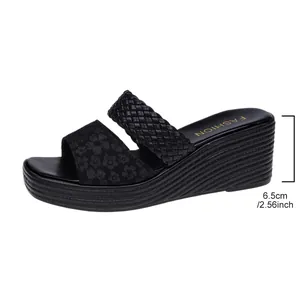 Detailed lateral view of stylish black wedge sandals showing the 6.5cm heel height measurement