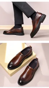 Dettaglio scarpe eleganti da uomo in pelle marrone con design slip-on.