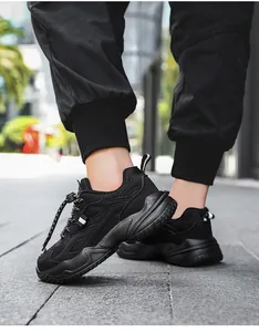Primer plano de zapatillas negras transpirables para niños con diseño de malla