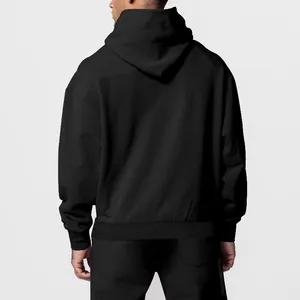 Vue arrière d'un survêtement à capuche en polaire noire minimaliste pour hommes en hiver