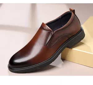Dettaglio scarpa business in pelle marrone con punta lucida e design slip-on