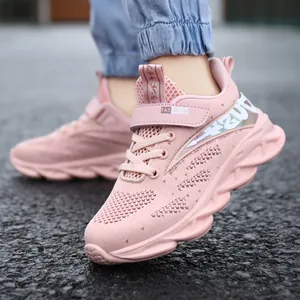 Zapatillas de correr rosas de malla transpirable para niñas con velcro y suela gruesa.
