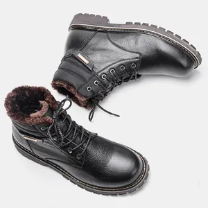 Détail de bottes d'hiver en cuir véritable noir avec doublure chaude en fourrure brune.