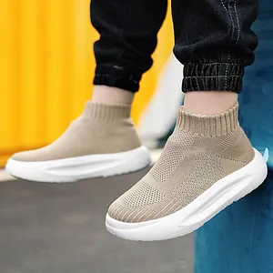 Baskets chaussettes montantes en maille respirante beige avec semelles blanches pour enfants