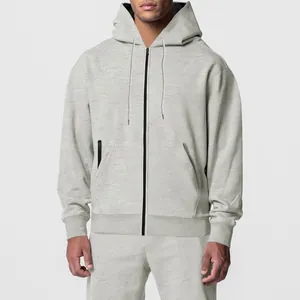 Vue détaillée d'un ensemble de survêtement en polaire gris clair avec sweat à capuche.