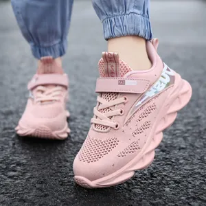Zapatillas de correr de malla rosa transpirable para niñas con velcro y suela gruesa