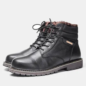 Vue latérale de bottes d'hiver en cuir noir avec une doublure en fourrure brune.