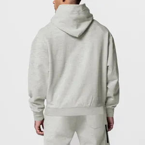 Vue arrière détaillée d'un ensemble de survêtement en polaire gris clair pour homme