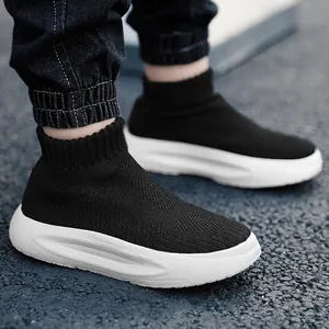 Baskets montantes en tricot respirant noir et blanc pour enfants avec design slip-on facile.