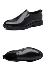 Vista dettagliata di scarpe eleganti in pelle nera modello slip-on per uomo d'affari