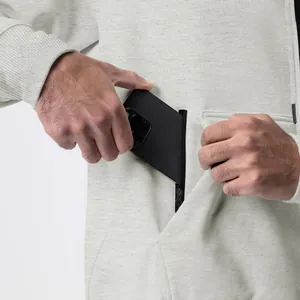 Détail d'un sweat à capuche en polaire pour homme avec poche zippée fonctionnelle