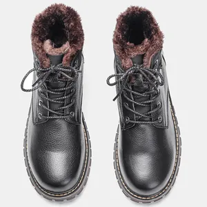 Vue de dessus de bottes d'hiver en cuir pour hommes avec doublure en polaire