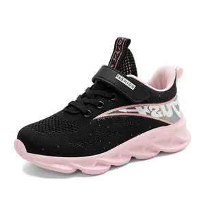 Zapatillas de malla rosa y negra para niñas de 3 a 6 años con cierre de velcro.