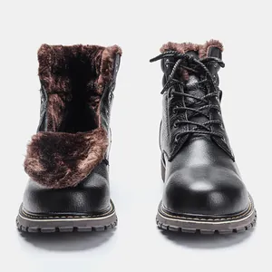 Vue détaillée de la doublure en peluche marron chaude dans des bottes d'hiver en cuir noir