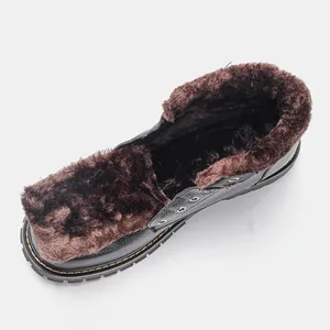 Détail de l'intérieur des bottes d'hiver en cuir avec une doublure en fourrure épaisse.