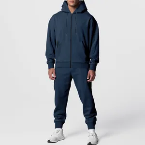 Vue de face d'un ensemble de survêtement bleu marine pour homme avec sweat à capuche