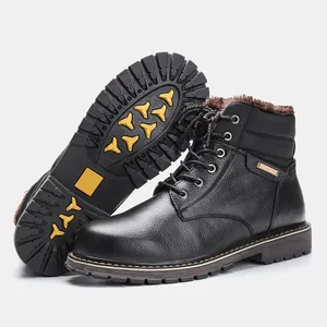 Vue détaillée des bottes d'hiver en cuir noir avec doublure chaude et semelle en gomme