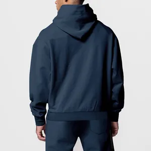 Vue arrière d'un survêtement en polaire bleu marine pour homme avec sweat à capuche.