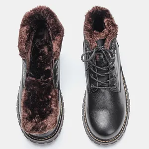 Vue de dessus de bottes de neige pour hommes en cuir noir avec doublure en fourrure.