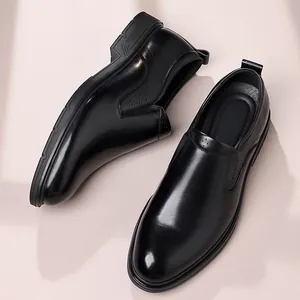 Eleganti scarpe da uomo in pelle nera stile business con dettagli brogue e finitura lucida