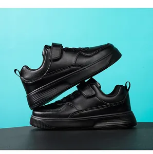 Κλασικά μαύρα χαμηλά sneakers για παιδιά με κλείσιμο σκρατς και ανθεκτικό συνθετικό δέρμα