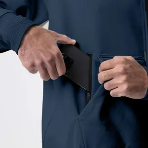 Gros plan d'une poche zippée sur un sweat à capuche en polaire pour ranger un téléphone