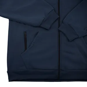 Gros plan détaillé du sweat à capuche bleu marine zippé avec poignets côtelés et poche