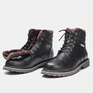 Vue détaillée de bottes d'hiver en cuir pour homme avec doublure en fourrure chaude.