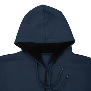 Détail d'un sweat à capuche en polaire bleu marine avec doublure noire et cordon