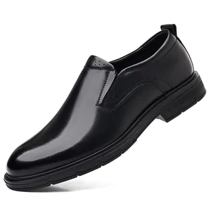 Eleganti scarpe eleganti da uomo in pelle nera slip-on con sottili dettagli brogue
