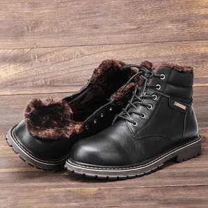 Gros plan de bottes de neige d'hiver en cuir pour hommes avec doublure en fourrure