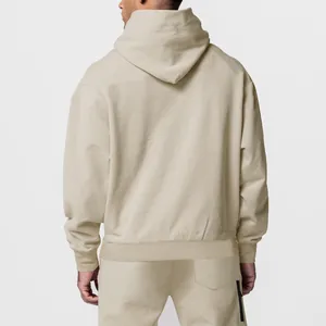 Vue arrière d'un ensemble de survêtement beige en polaire pour homme avec sweat à capuche