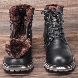 Vue détaillée de la doublure chaude en fausse fourrure brune dans des bottes d'hiver.