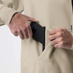 Détail de la poche latérale du sweat à capuche avec fermeture éclair pour un rangement sûr