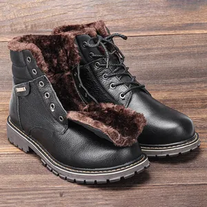 Gros plan de bottes d'hiver en cuir pour hommes avec doublure en fourrure marron.