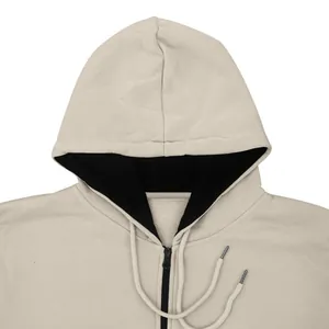 Détail d'un sweat à capuche beige zippé pour hommes avec doublure en polaire douce