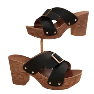 Eleganti sandali da donna con tacco alto, cinturino nero e plateau effetto legno