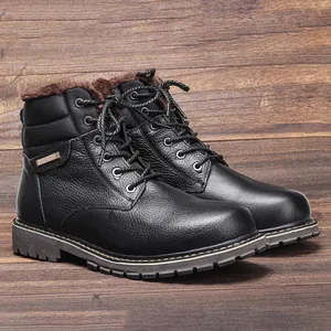 Gros plan de bottes d'hiver en cuir noir pour hommes avec doublure en polaire chaude.