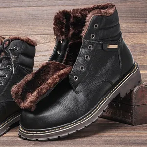 Gros plan de bottes d'hiver en cuir pour hommes avec doublure en fourrure brune