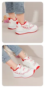 Vista dettagliata delle sneakers bianche da bambina con ricamo floreale rosso.