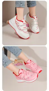 Vista dettagliata delle scarpe sportive da bambina con ricamo floreale in rosa e bianco