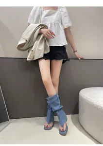 Detailansicht von Damen Denim Zehensteg-Stiefeln mit eckiger Zehenpartie und Hosenbein-Design