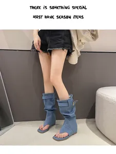 Detailaufnahme von Denim-Pantoletten-Stiefeln mit quadratischer Zehe und Schnalle