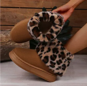 Gros plan sur la douce doublure en fourrure des bottes de neige à imprimé léopard.