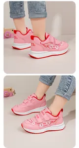 Vista dettagliata delle scarpe sportive rosa da bambina con ricami floreali e velcro